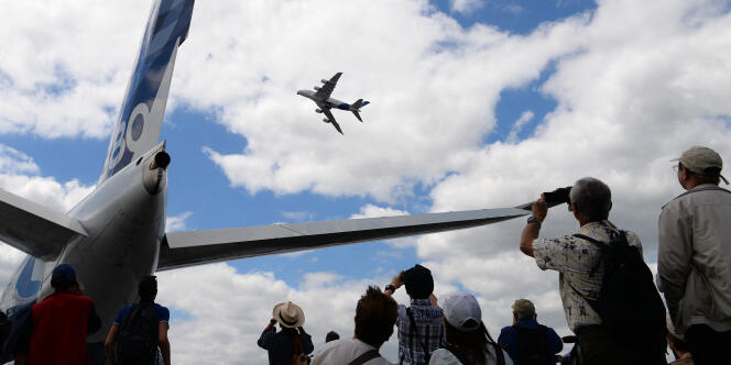 Een A380 geeft een vluchtdemonstratie op Le Bourget Airport, nabij Parijs, op 24 juni 2017.