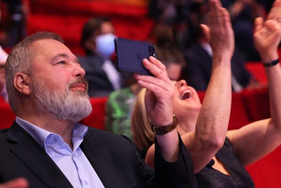 Le lauréat du prix Nobel de la paix Dmitri Mouratov, rédacteur en chef du journal russe « Novaïa Gazeta », regarde les enchères lors de la vente de sa médaille, le 20 juin 2022, à New York.