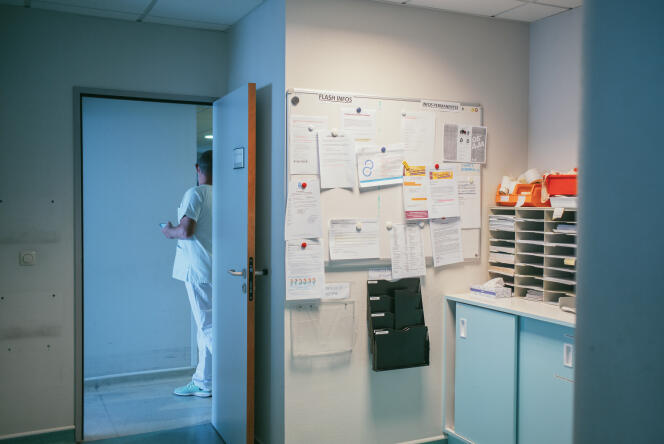 Le panneau d'informations à destination des soignants dans la salle du personnel de l’unité Lambling dans le  service hépato-digestif au CHU de Rennes, le 15 juin 2022.