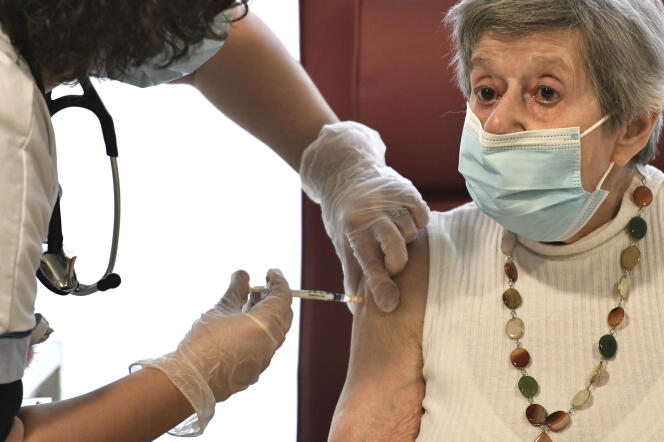 Une infirmière administre une dose du vaccin Pfizer-BioNTech Covid-19 dans un Ehpad (établissements d’hébergement et centres de jour pour personnes âgées) à Bobigny, dans la banlieue nord-est de Paris, le 30 décembre 2020. 