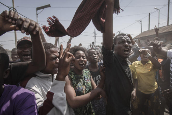 Des habitants de Goma, en RDC, réagissent lors du passage du convoi rapatriant le corps d’un soldat congolais tué par des militaires rwandais lors d’un échange de tirs à la frontière, le 17 juin 2022.