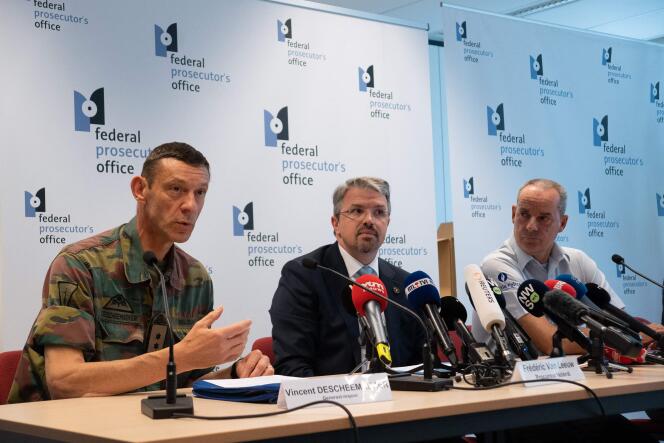 Le général-major Vincent Descheemaeker, le procureur fédéral Frédéric Van Leeuw et le premier commissaire divisionnaire Marc De Mesmaeker, lors d’une conférence de presse sur le retour des femmes djihadistes et des enfants de Syrie, à Bruxelles, le 21 juin 2022.