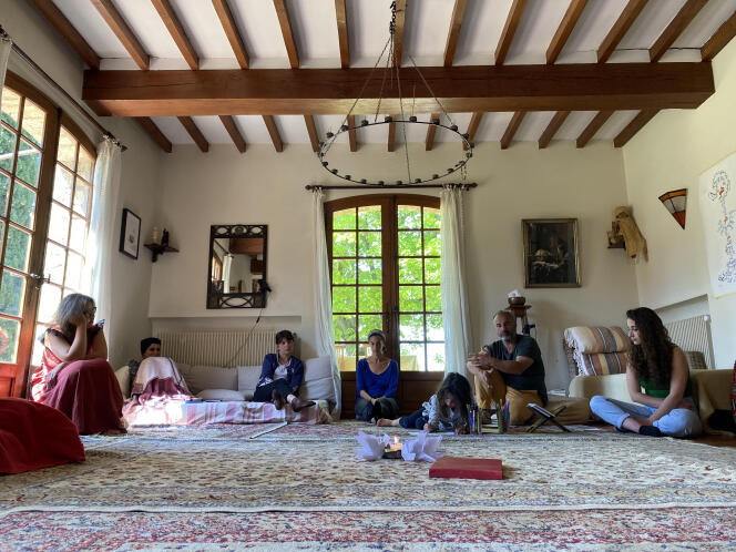 Photo d’un temps d’étude dans la « salle de silence » du Sésame, lors d’une « Semaine Sésame Provence », en avril 2022.