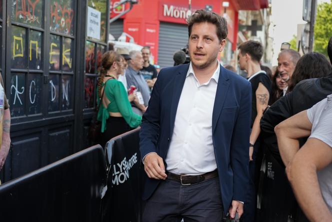 Julien Bayou, secrétaire national d’EELV et candidat dans la 5e circonscription de Paris, arrive, le 19 juin 2022, à la soirée du 2e tour des élections législatives organisée par la NUPES dans la salle de spectacle de l’Élysée Montmartre à Paris.