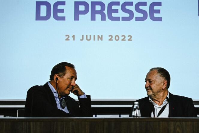     O empresário americano John Textor e o presidente do Olympique Lyonnais, Jean-Michel Aulas, em Dessaine Charpiot, perto de Lyon, na terça-feira, 21 de junho de 2022.