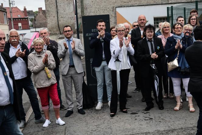 A l’arrivée de Marine Le Pen au bureau de vote à Hénin-Beaumont (Pas-de-Calais), le 19 juin 2022. 