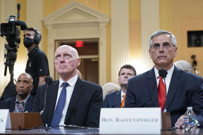 Rusty Bowers (à gauche), président de la Chambre de l’État d’Arizona, et Brad Raffensperger, secrétaire d’État de Géorgie, devant la commission d’enquête, au Capitole, à Washington, le 21 juin 2022.