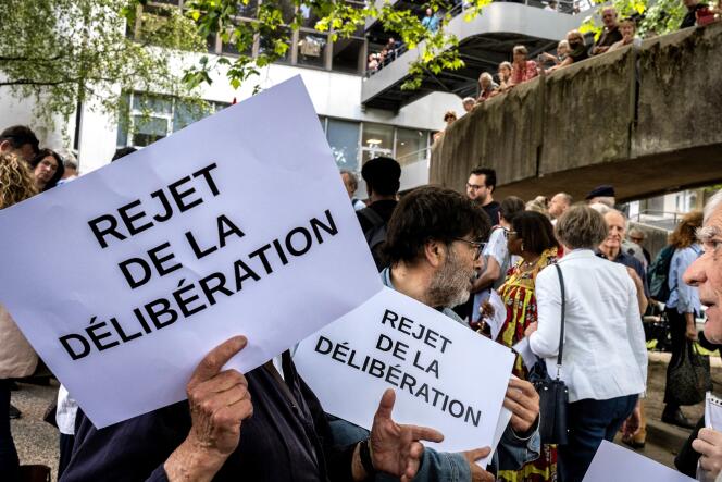 Des personnes manifestent contre la possibilité de porter un burkini à la piscine, devant la mairie de Grenoble, le 16 mai 2022.