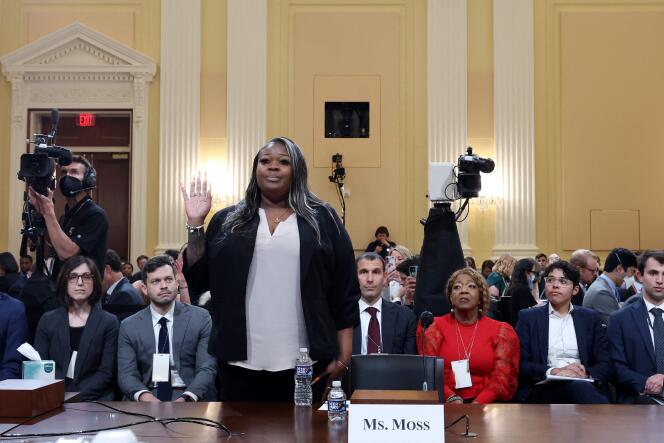 Shaye Moss, ancienne employée pour les élections en Géorgie, prête serment lors de la quatrième audition de la commission d’enquête sur les attaques du 6 janvier 2021, à Washington, le 21 juin 2022.
