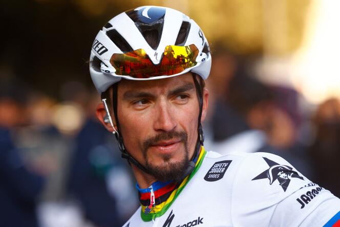 Photo d’archives prise le 11 mars 2022, le Français Julian Alaphilippe à l’arrivée de la 5e étape de la course cycliste Tirreno Adriatico (Italie). 