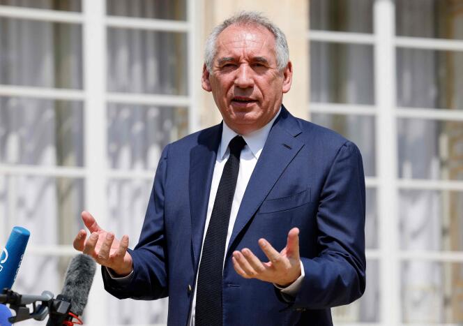 Francois Bayrou, le président du MoDem, s’adresse aux médias après son entretien avec Emmanuel Macron au Palais de l’Elysée, le 21 juin 2022. 