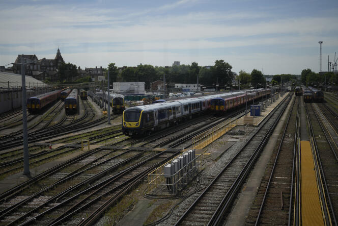 Des trains immobilisés à Londres, le 21 juin 2022.