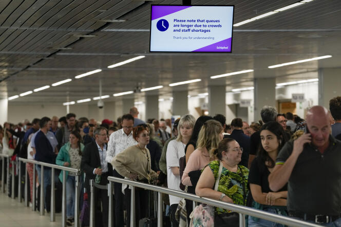 Des passagers attendent d’embarquer à l’aéroport d’Amsterdam-Schiphol (Pays-Bas), le 21 juin 2022.