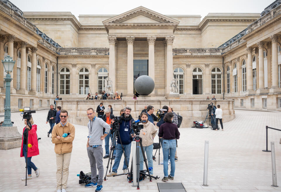 Paris, France le 20 juin 2022 : Rentree des deputes a l’Assemblee Nationale, sur l’image la presse attend l’arrivée des députes pour les interviewer.