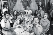 Les familles Meisler, Forkash et Cash réunies à l’occasion de la fête de Roch Hachana, le Nouvel An juif (Massapequa, Etat de New York, 1974).