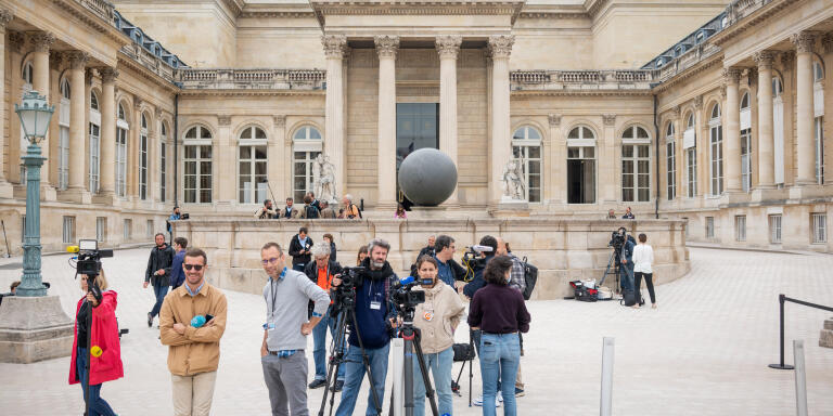 Paris, France on June 20, 2022 : The deputies enter the National Assembly, on the picture the press is waiting for the arrival of the deputies to interview them.