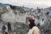 Dans la province de Pakitka, les Afghans constatent, mercredi 22 juin, les dégâts importants causés par le séisme survenu la veille. 