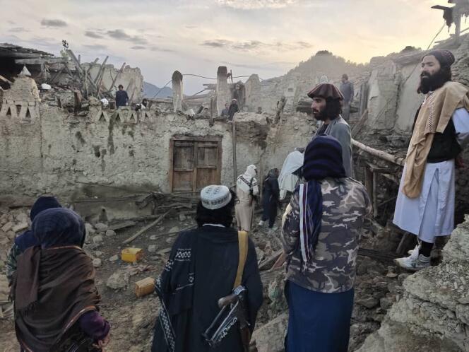 Des Afghans évacuent les blessés du tremblement de terre, dans la province de la Paktika, dans l’est de l’Afghanistan, mercredi 22 juin 2022.