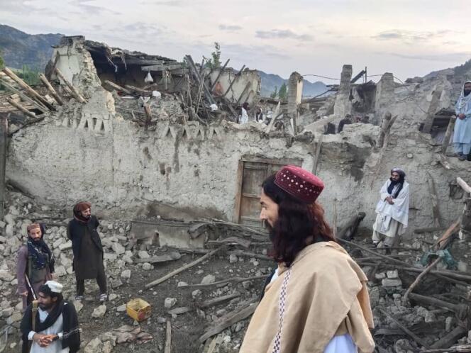 Des Afghans regardent les destructions causées par un tremblement de terre dans la province de la Paktika, dans l’est de l’Afghanistan, mercredi 22 juin 2022.