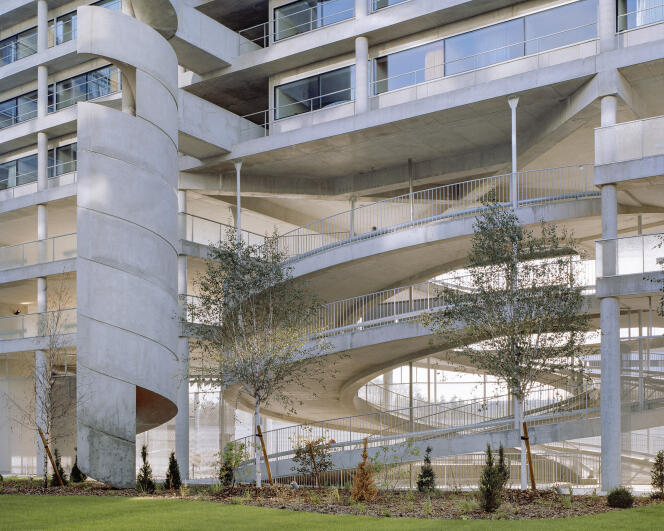 The Rosalind-Franklin university residence, in Palaiseau (Essonne): reversible housing placed on a parking lot.