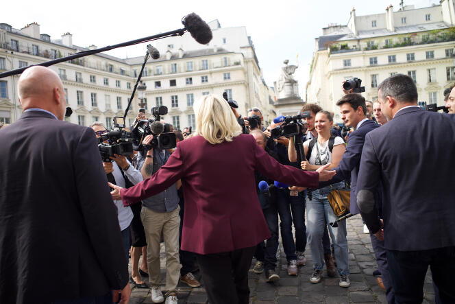 Marine Le Pen, a la entrada de la Asamblea Nacional, recibida por los nuevos diputados, el 22 de junio de 2022, en París.