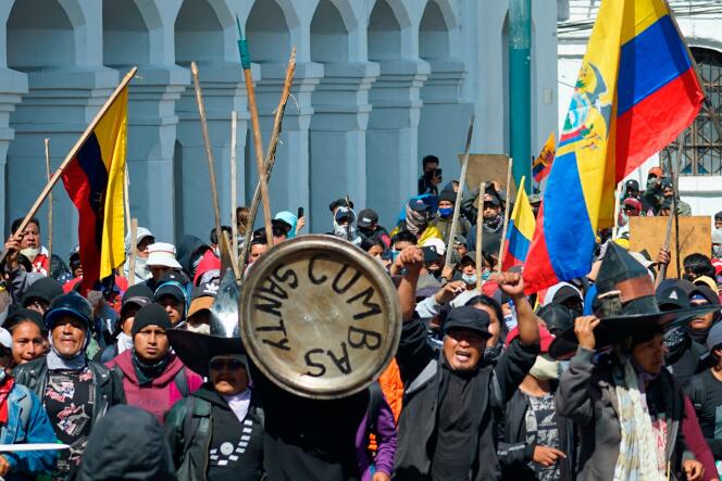 Des manifestants indigènes défilent pour la dizième journée de suite dans les rues de Quito, sous état d’urgence, en Equateur, le 22 juin 2022.