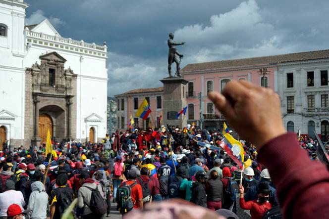 Des manifestants indigènes défilent pour la dizième journée consécutives dans les rues de Quito, sous état d’urgence, en Equateur, le 22 juin 2022.