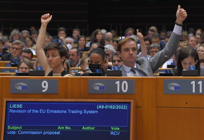 Des députés européens votent la révision de l’ETS, le système communautaire d’échange de quotas d’émission de CO2, à Bruxelles, le 22 juin 2022. 