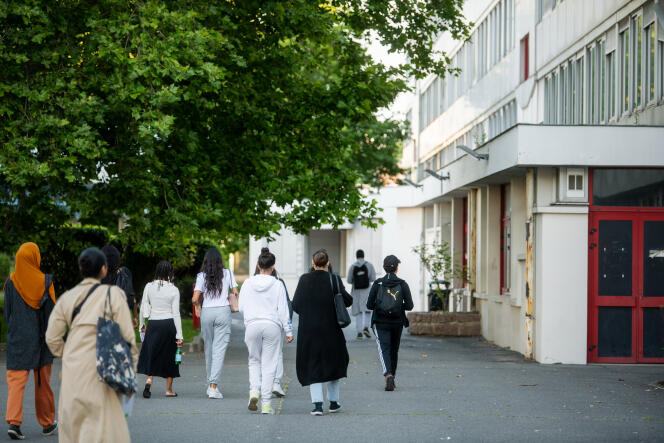 Des lycéens s’apprêtent à passer l’épreuve de philosophie du baccalauréat général, au lycée Paul-Eluard de Saint-Denis (Seine-Saint-Denis), le 15 juin 2022.