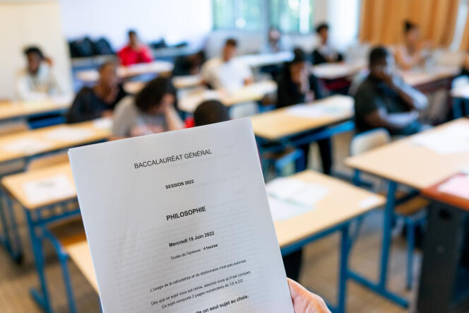 Des élèves de terminale découvrent les sujets de l’épreuve de philosophie du baccalauréat général, au lycée Paul-Eluard, à Saint-Denis (Seine-Saint-Denis), le 15 juin 2022.