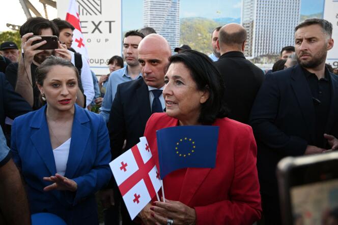 La présidente géorgienne Salomé Zurabishvili participe à une manifestation de soutien à l’entrée de la Géorgie dans l’Union européenne, à Tbilissi, le 16 juin 2022. 