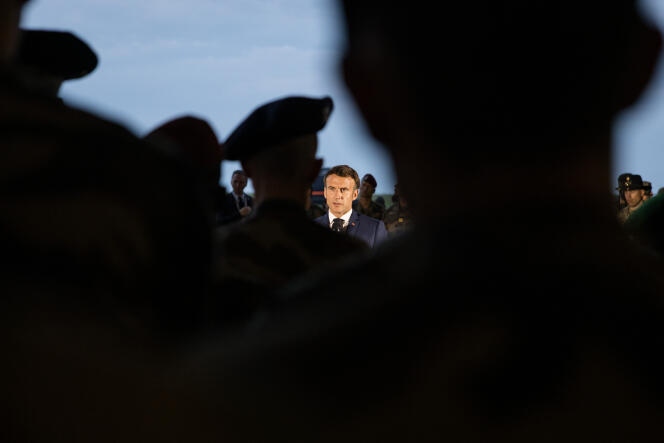 Emmanuel Macron, dans la base militaire de l'OTAN Mihaïl-Kogalniceanu, en Roumanie, le 14 juin 2022.