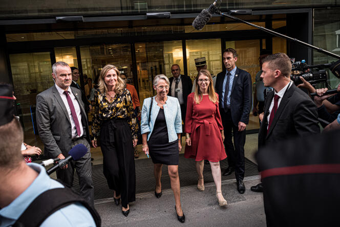 La première ministre, Elisabeth Borne, entourée de Yaël Braun-Pivet, ministre des outre-mer, désignée candidate à la présidence de l’Assemblée nationale, et Aurore Bergé, devenue présidente du groupe LRM, à Paris, le 22 juin 2022.