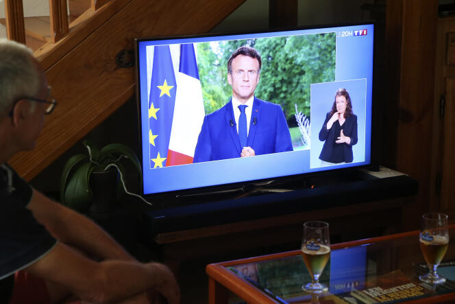 Un hombre ve el discurso televisado de Emmanuel Macron sobre el resultado de las elecciones legislativas, desde su casa en Ciboure (Suroeste), el 23 de junio de 2022.