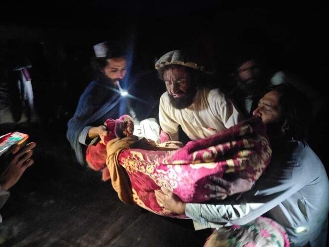 Une photo diffusée par le gouvernement afghan montre l’évacuation d’un blessé lors du séisme du 22 juin dans la province de Paktika.