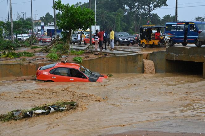 Un taxi emporté par les pluies torrentielles à Bingerville, une commune d’Abidjan, le 21 juin 2022.