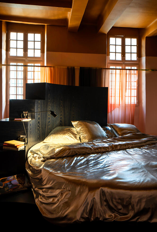 Dans la chambre imaginée par Rodolphe Parente, le lit escalier inspiré de celui de Hugh Hefner. 