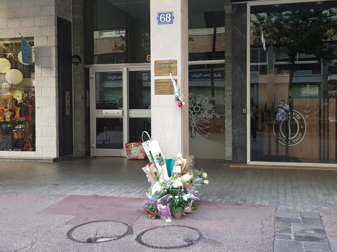 Des fleurs ont été déposées, le 27 août 2020, à Annecy, devant le cabinet de la psychologue Morgane Nauwelaers, où elle a été tuée, la veille.
