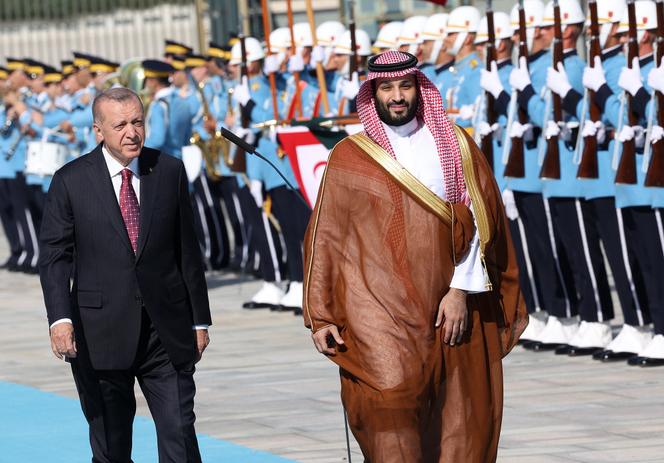 Le président turc Recep Tayyip Erdogan reçoit le prince saoudien Mohammed Ben Salman à Ankara, le 22 juin 2022.