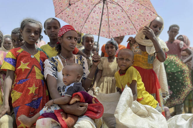 Des femmes et des enfants attendent la distribution de l’aide alimentaire à Adi Mehameday, à l’ouest de la région du Tigré, en Ethiopie, le 28 mai 2022.