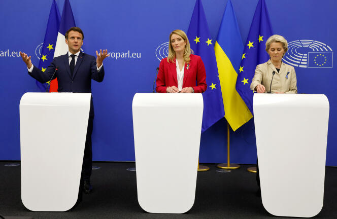 Le président français, Emmanuel Macron, la présidente du Parlement européen, Roberta Metsola, et la présidente de la Commission européenne, Ursula von der Leyen, en conférence de presse commune, le 9 mai 2022, à Strasbourg.