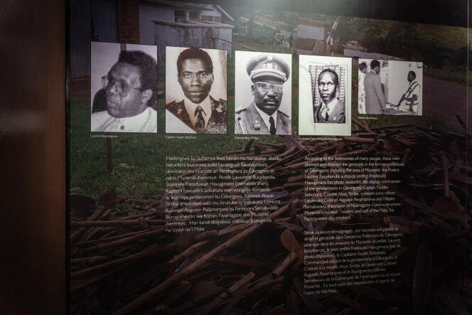 Une photographie de l’ancien haut fonctionnaire rwandais Laurent Bucyibaruta (à gauche), jugé par la cour d’assises de Paris pour « génocide », « complicité de génocide » et « complicité de crimes contre l’humanité » apparait au Mémorial du génocide de Murambi à Nyamagabe, dans le sud du Rwanda, le 21 avril 2022.  