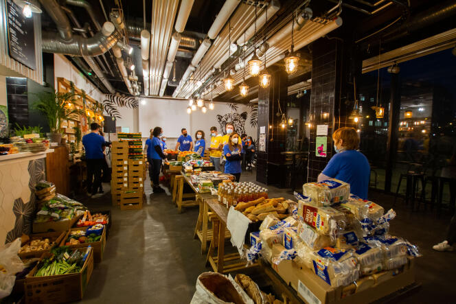 A food distribution for students organized by Linkee, in Paris