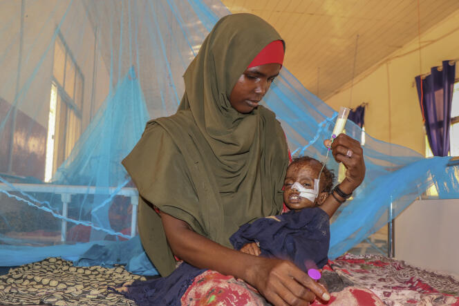 Adan, 1 an, est alimenté par une sonde nasogastrique pour traiter sa malnutrition aiguë sévère, au centre de stabilisation de l’hôpital régional de Bay à Baidoa, en Somalie, en juin 2022.