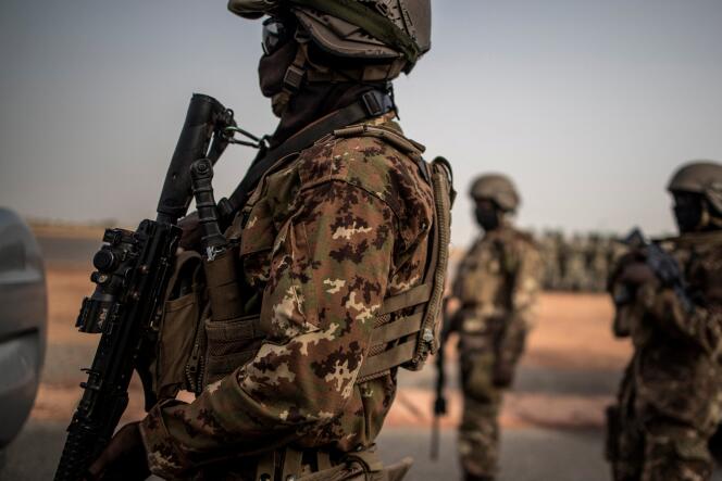 Des membres des forces spéciales de l’armée malienne sur le tarmac de l’aéroport de Sévaré, dans le centre du pays, en juillet 2019.
