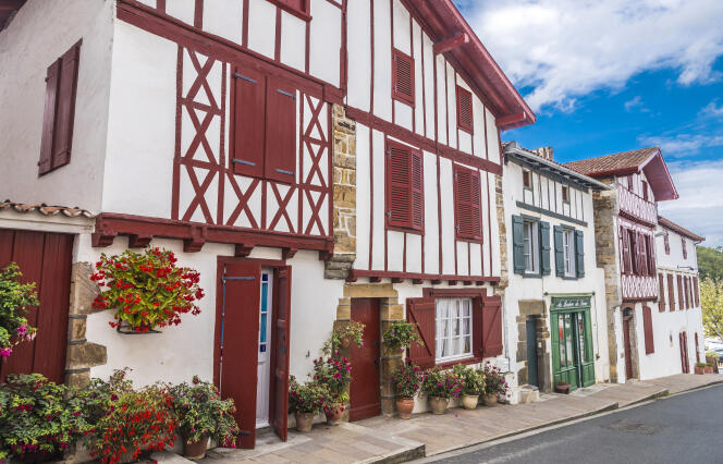 A la Bastide-Clairence (Pyrénées-Atlantiques), labellisé « Plus beau village de France », un alignement de maisons de style régional. 