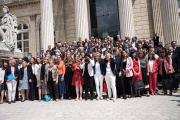 Les nouveaux députés Ensemble ! posent autour de la présidente du groupe, Aurore Bergé, devant le Palais-Bourbon, à Paris, le 22 juin 2022.