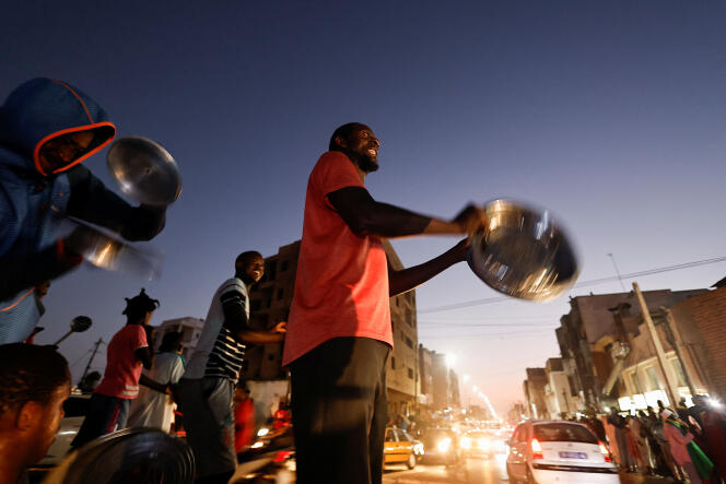Des partisans de la principale coalition d’opposition sénégalaise Yewwi Askan Wi frappent des casseroles, des couvercles et des poêles pour protester contre la disqualification de leur liste nationale pour les élections législatives du 31 juillet, à Dakar le 22 juin 2022.