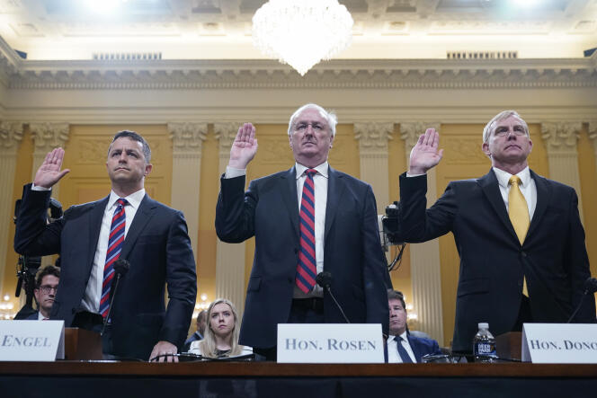 Steven Engel, Jeffrey Rosen et Richard Donoghue, trois haut responsables du ministère de la justice américains prêtent serment devant la commission d’enquête parlementaire sur l’assaut du Capitole, à Washington, le 23 juin 2022.