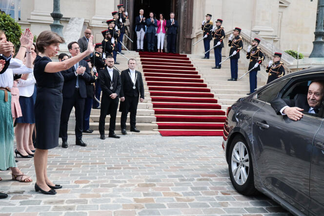 Jean-Yves Le Drian, a longtime Socialist who joined Macron in 2017, leaves the Foreign Affairs Ministry, saluted by his successor Catherine Colonna, a former spokeswoman of conservative President Jacques Chirac, in Paris, on 25 May 2022. 
